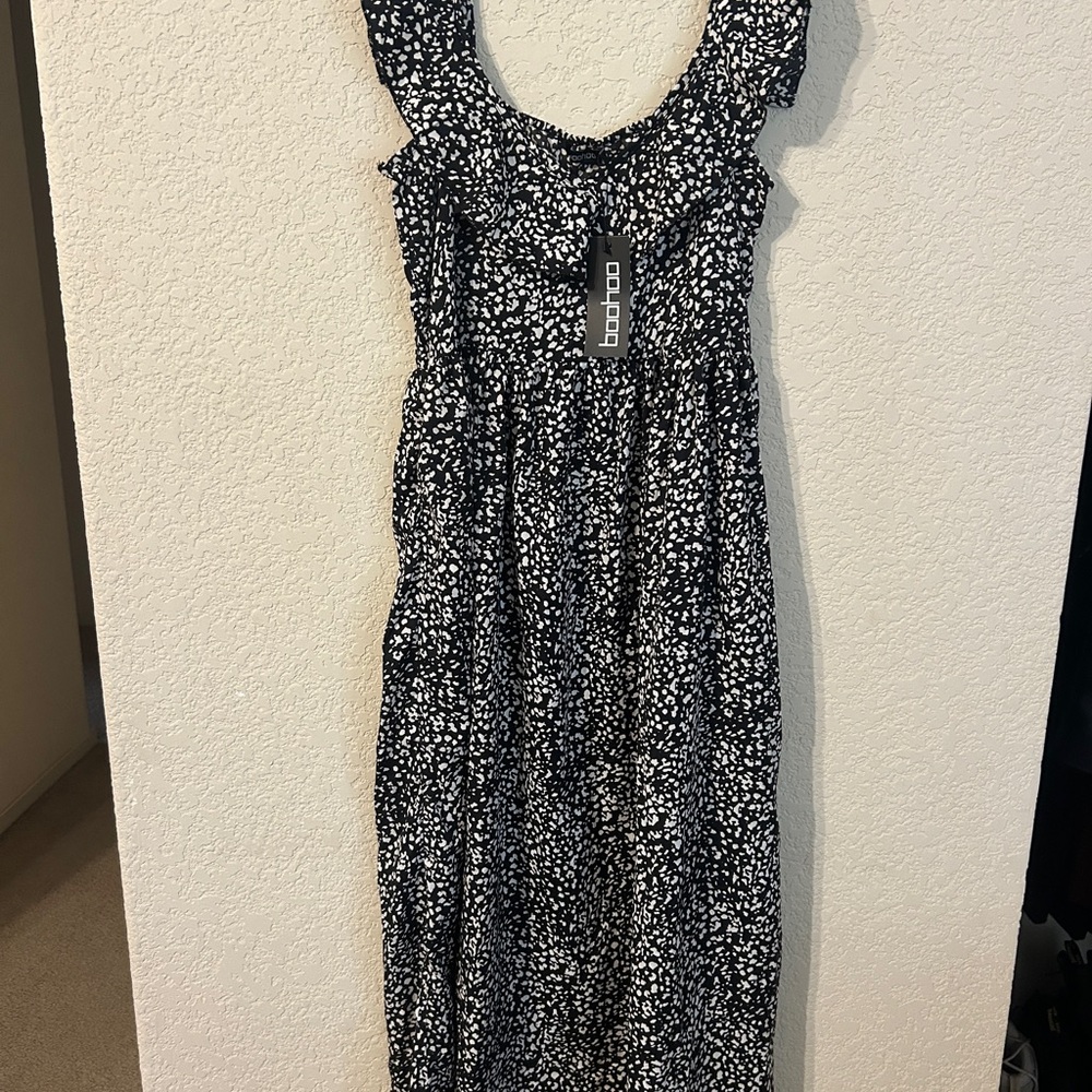 Boohoo Monochrome Floral Maxi Dress